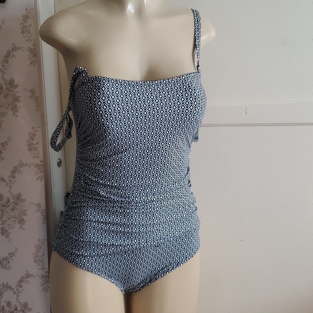 NWT DKNY Black and White swim 4-Way Stretch Fabric Size L